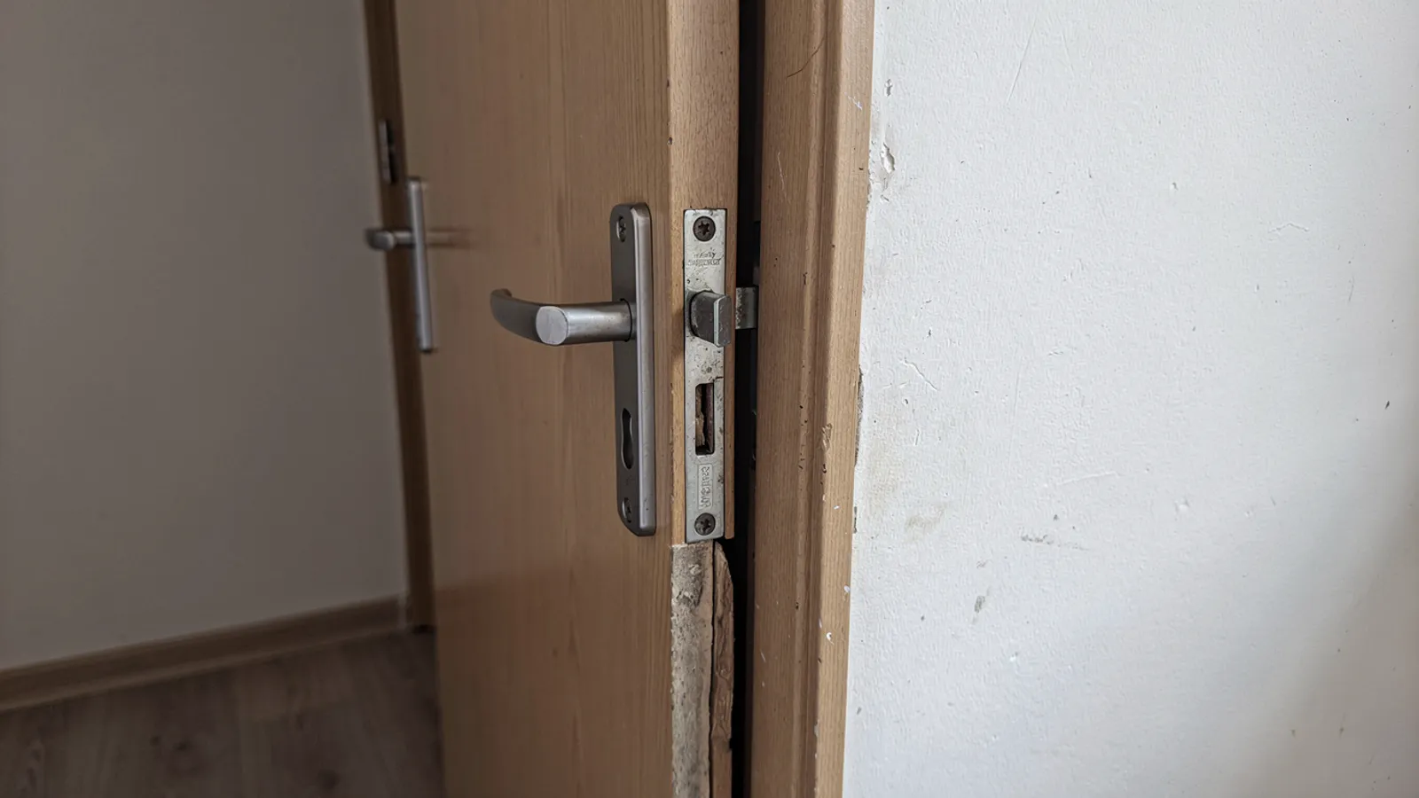 Si la puerta no cierra del todo: causas y orden de actuación